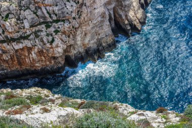 Blue Grotto yakınlarındaki kayalıklar arasındaki koy, Malta 