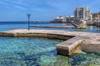 Malta'daki St Paul Körfezi'ndeki liman