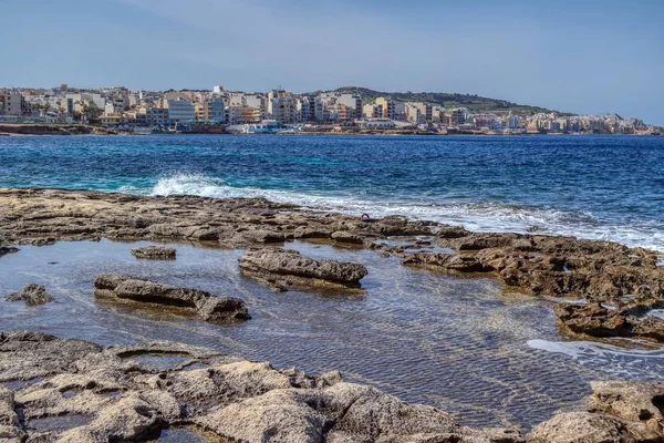 Скалистый берег курорта Бугибба, Мальта — стоковое фото