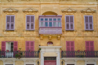 Mdina, Malta geleneksel renkli balkon ile Cephe 