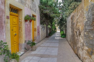 St. Paul Yeraltı Mezarlığı yakınlarındaki eski kasaba Rabat 'ta bir sokak, Malta