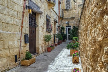 Çiçeklerle eski şehir Rabat (Ir-Rabat) dar sokak, Malta