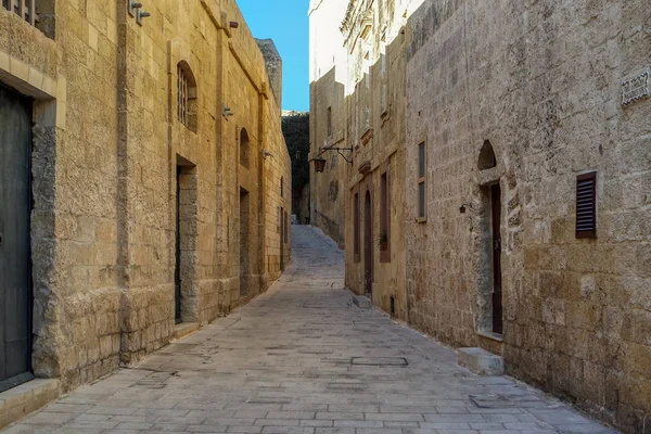 Rua estreita em Mdina, Malta — Fotografia de Stock
