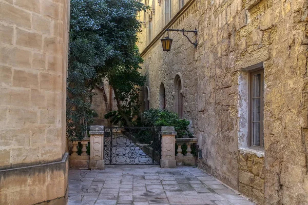 Keskeny utca a városban, Mdina, Málta — Stock Fotó