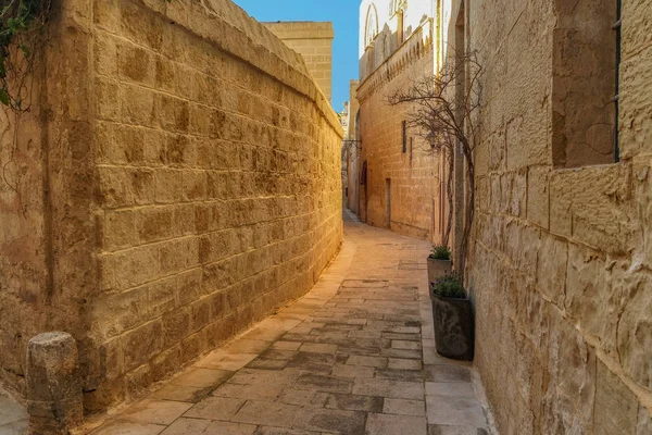 Rua pavimentada de pedra medieval estreita em Mdina — Fotografia de Stock