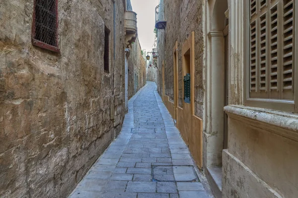 Pedra medieval tranquila rua pavimentada em Mdina — Fotografia de Stock