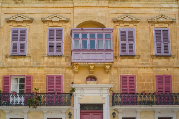 Фасад з традиційним барвистим балконом в Mdina, Мальта — стокове фото