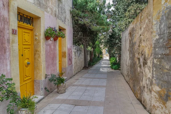 Óváros Rabat utcája a Szent Pál katakombák közelében, Málta — Stock Fotó