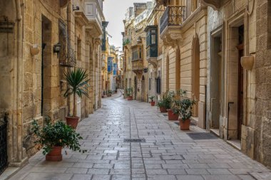 Birgu (Vittoriosa), Malta tarihi merkezinde dar sokak görünümü