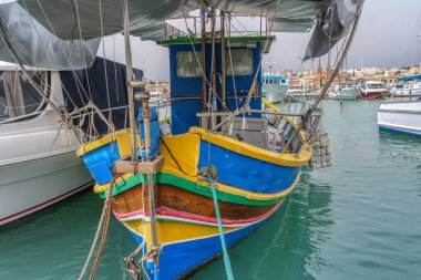 Geleneksel balıkçı tekneleri Luzzu Marsaxlokk Harbor demirlemiş, Malta