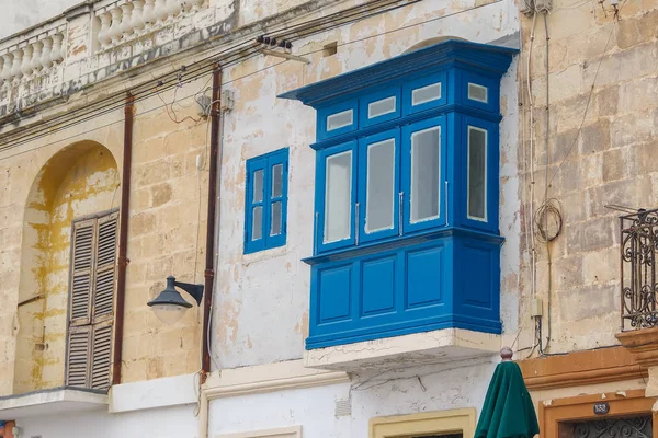 Régi erkély és apartman épületek Marsaxlokk, Málta — Stock Fotó