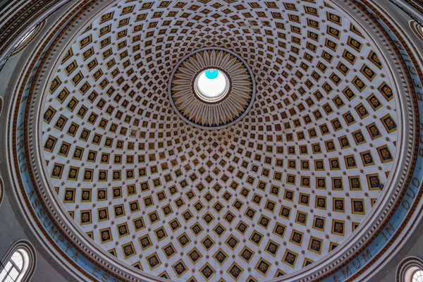 Interiorul cupolei în Biserica Adormirii Maicii Domnului (Rotunda), Malta — Fotografie, imagine de stoc