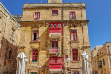 Valletta, Malta'da geleneksel kırmızı malta balkonlu bina