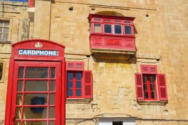 Eski şehir Vintage İngiliz Kırmızı telefon kulübesi, Valletta, Malta