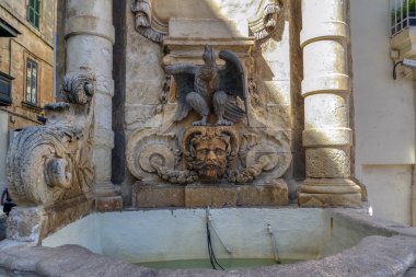 Valletta, Malta'da heykellerle çeşme içmek