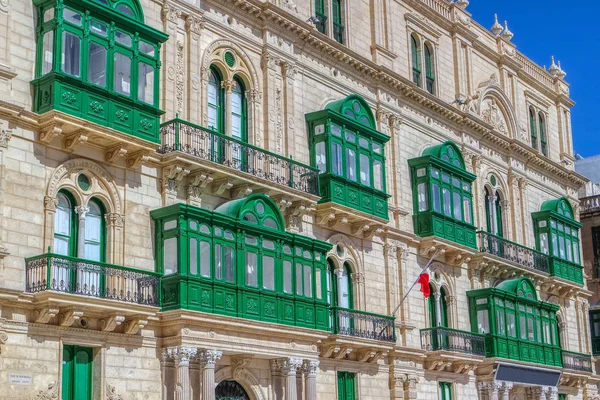 Luminosos balcones malteses verdes en La Valeta, Malta — Foto de Stock