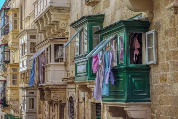 Blick auf typische Gebäude mit bunten Balkonen in Valletta, Malta — Stockfoto