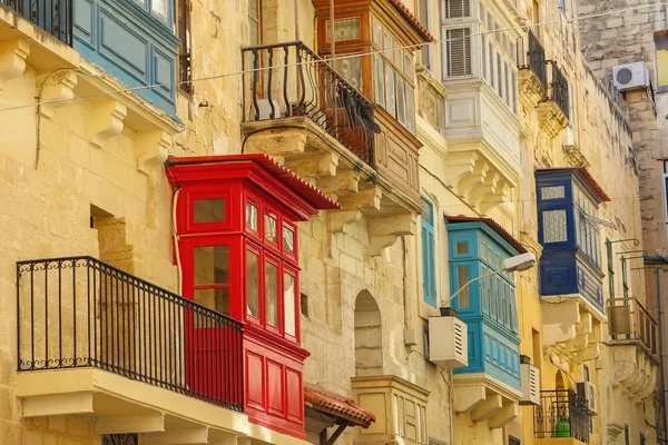 Varandas coloridas na parte histórica de Valletta, Malta — Fotografia de Stock