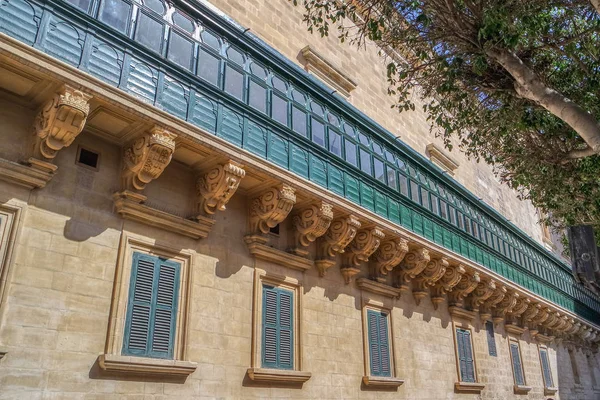 Zielony balkon na elewacji Grand Masters Palace w Valletta, Malta — Zdjęcie stockowe