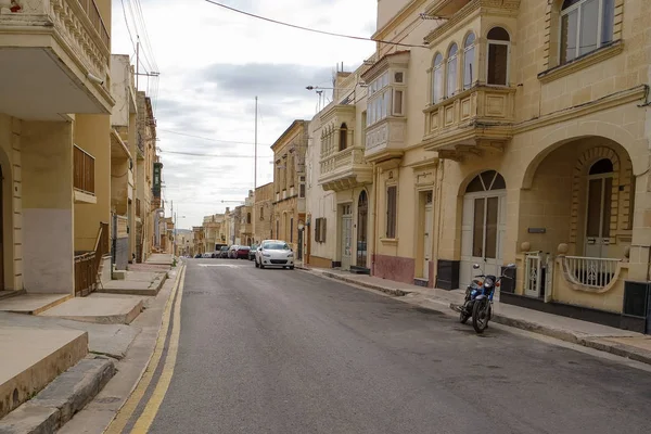 Vista de uma rua estreita em Mgarr, Malta — Fotografia de Stock