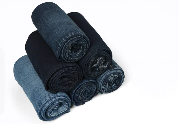 Birden Fazla Renk Beyaz Arka Plan ve Metinfikirleri için Boş Alan İzole Jeans haddelenmiş 