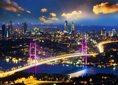 Istanbul'da boğaz kanal tarafından yelken gemisi. Sunrise sahne
