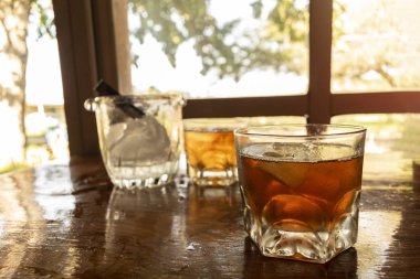 Bardak viski bir tablo