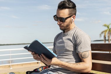 genç bir adam açık oturma okuma