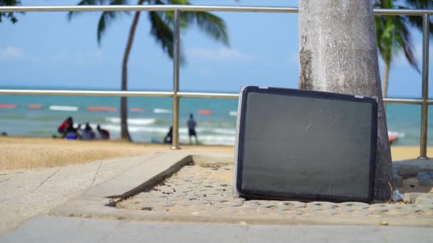 Телевізор стоїть на пляжі. Телевізійна трибуна на березі моря — стокове відео