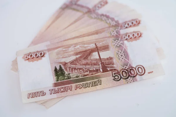 Russische geld bankbiljetten met de grootste waarde 5000 roebel close-up — Stockfoto
