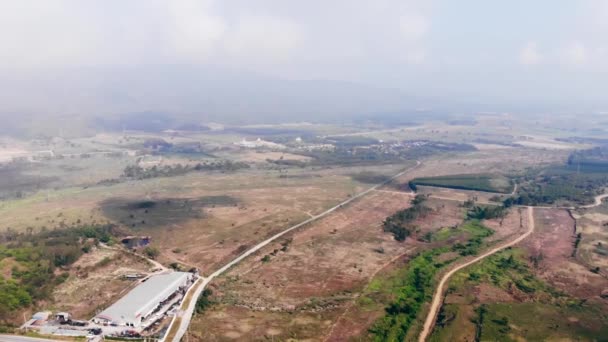 Беспилотник летит над кукурузным полем и горной долиной. Blue mountains, sun outdoor green nature mountains, Top view landscape in Northern Thailand — стоковое видео