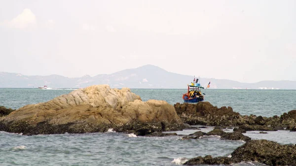 Barco de pesca tradicional pelo mar na Tailândia . — Fotografia de Stock