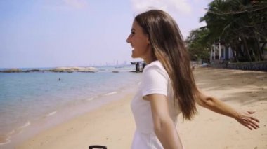 Güzel deniz kıyısında atlama iş kadını. kadın uzun zamandır beklenen dinlenme sevinir. serbest kavramı, uzun zamandır beklenen eğlence kavramı