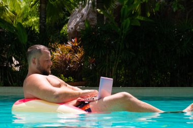 Suda Kauçuk halka bir laptop ile erkek işadamı