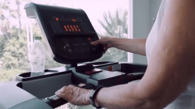 koşu bandı üzerinde jimnastik yapıyor kıdemli kadın, yakın.