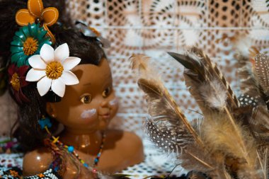 Yerli Amerikan festivalinde yerli Amerikan kültürünün nitelikleri