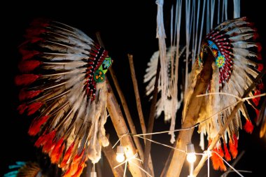 Yerli Amerikan festivalinde yerli Amerikan kültürünün nitelikleri