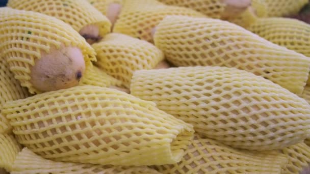 Mango auf dem Obstmarkt. Mango auf dem Wochenmarkt. reife Mango auf einem Obstmarkt — Stockvideo