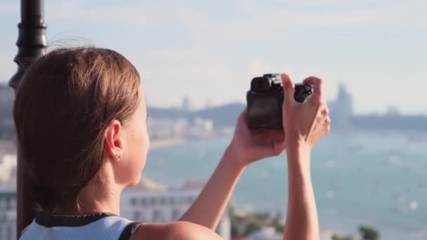 Kadın bir kafenin çatısından Pattaya, Tayland güzel bir panoramik görünümü fotoğrafları — Stok video