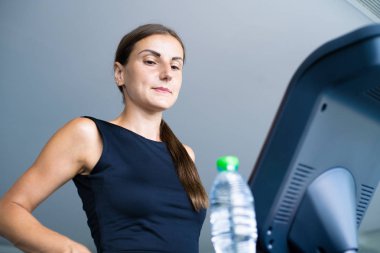 kaçan güzel fitness kız ve içme suyu salonunda treadmill