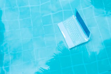 Havuzun dibindeki mini bilgisayar. İş yerinde bir sürü iş kavramı. Bulanıklaştırma soyut arka plan.