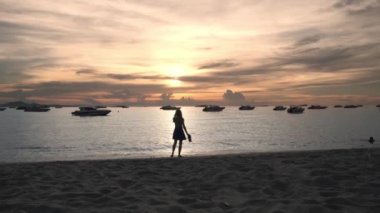 Pattaya, Tayland - 30 Nisan 2019: Tayland'da Pattaya körfezi ve şehrinin deniz okyanusunda çok sayıda gemi veya tekne. Gün Batımında