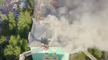 Nizhnevartovsk, Rusya - 1 Temmuz 2019: İtfaiyeciler yüksek katlı bir binanın çatısında çıkan yangını söndürdü