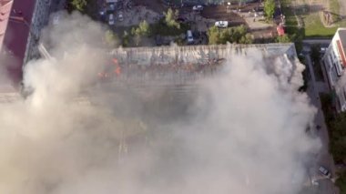 Nizhnevartovsk, Rusya - 1 Temmuz 2019: İtfaiyeciler yüksek katlı bir binanın çatısında çıkan yangını söndürdü