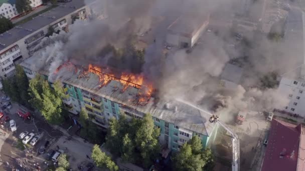 Nizhnevartovsk, Rosja-1 lipca 2019: strażacy gaszenia pożaru na dachu budynku mieszkalnym wieżowcu — Wideo stockowe