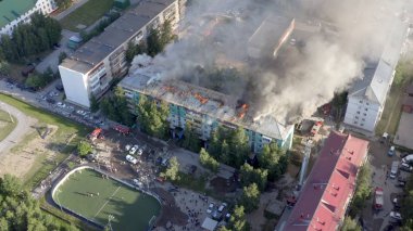 Nizhnevartovsk, Rusya - 1 Temmuz 2019: İtfaiyeciler yüksek katlı bir binanın çatısında çıkan yangını söndürdü