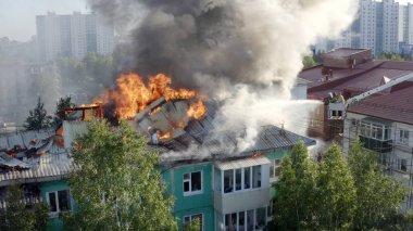 Nizhnevartovsk, Rusya - 1 Temmuz 2019: İtfaiyeciler yüksek katlı bir binanın çatısında çıkan yangını söndürdü