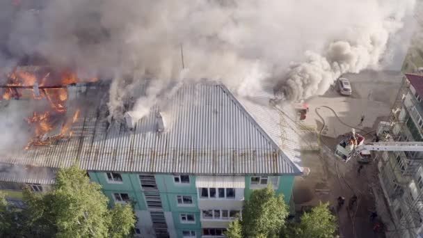 Nizhnevartovsk, Russia - 1 luglio 2019: i vigili del fuoco spengono un incendio sul tetto di un grattacielo residenziale — Video Stock