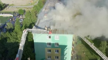 Nizhnevartovsk, Rusya - 1 Temmuz 2019: İtfaiyeciler yüksek katlı bir binanın çatısında çıkan yangını söndürdü
