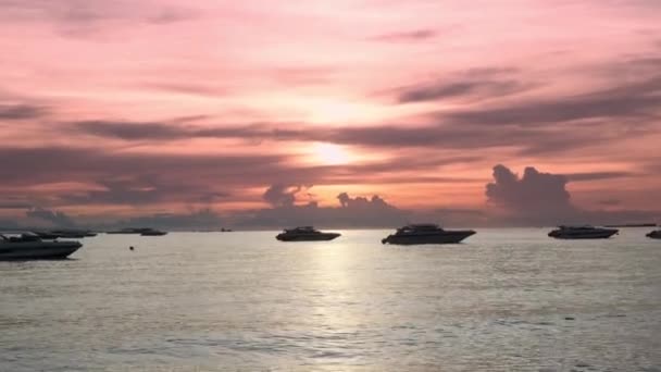 パタヤ、タイ - 2019年4月30日:タイのパタヤ湾と都市の海に船やボートの多く。日没時 — ストック動画
